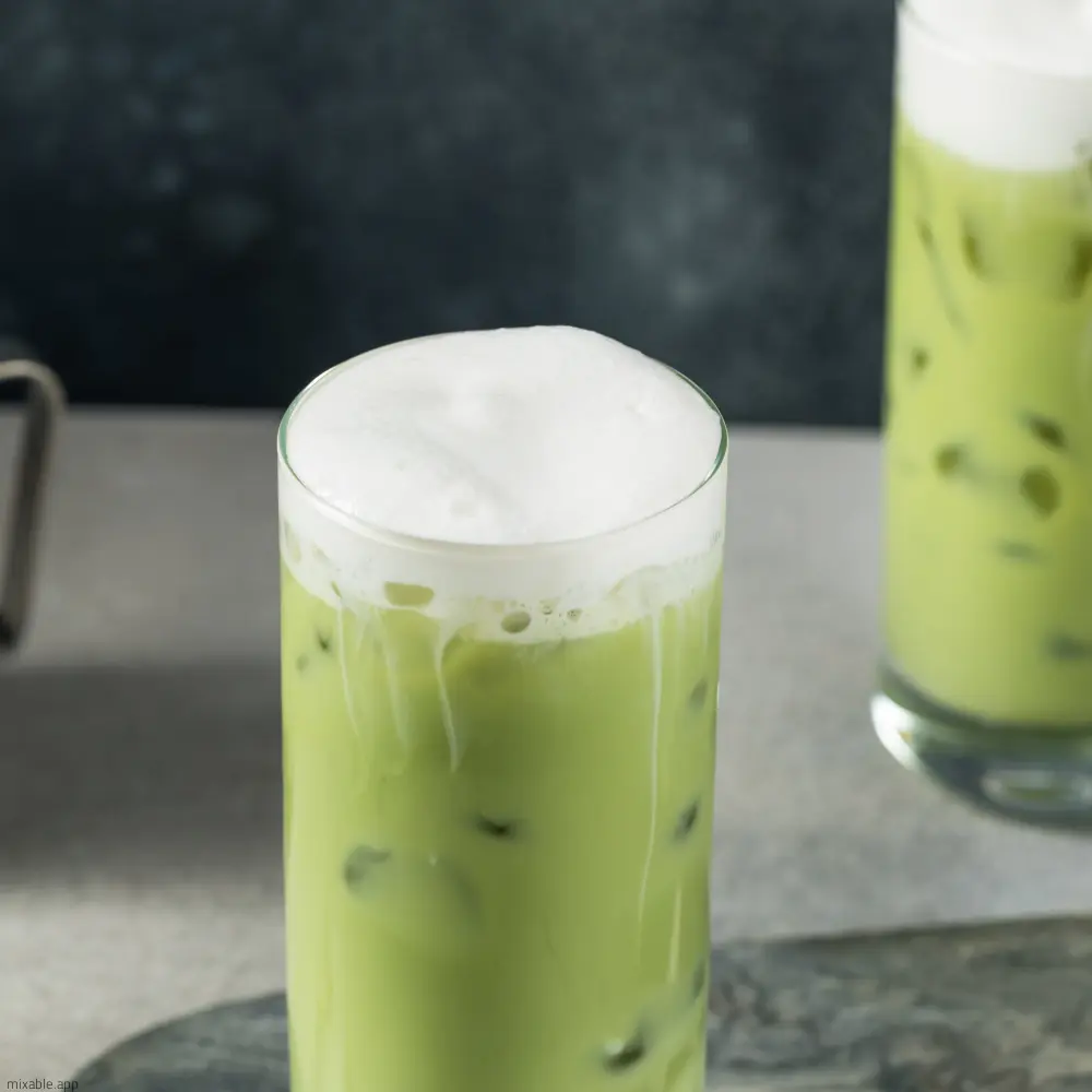 Matcha Latte mit Milchschaum on top