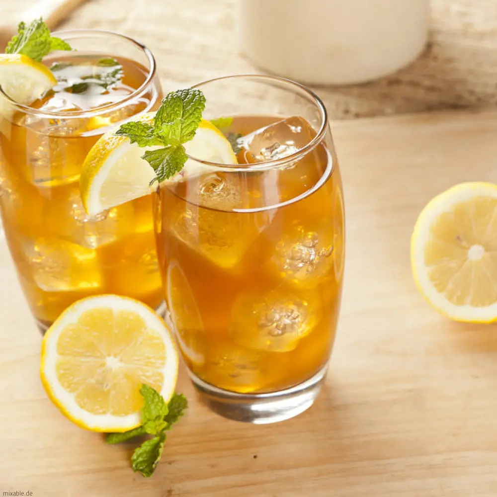 Tee Cocktail mit Zitrone