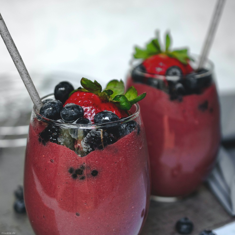 Rezept: Heidelbeer-Erdbeer-Smoothie, Cocktails &amp; Drinks | mixable.de