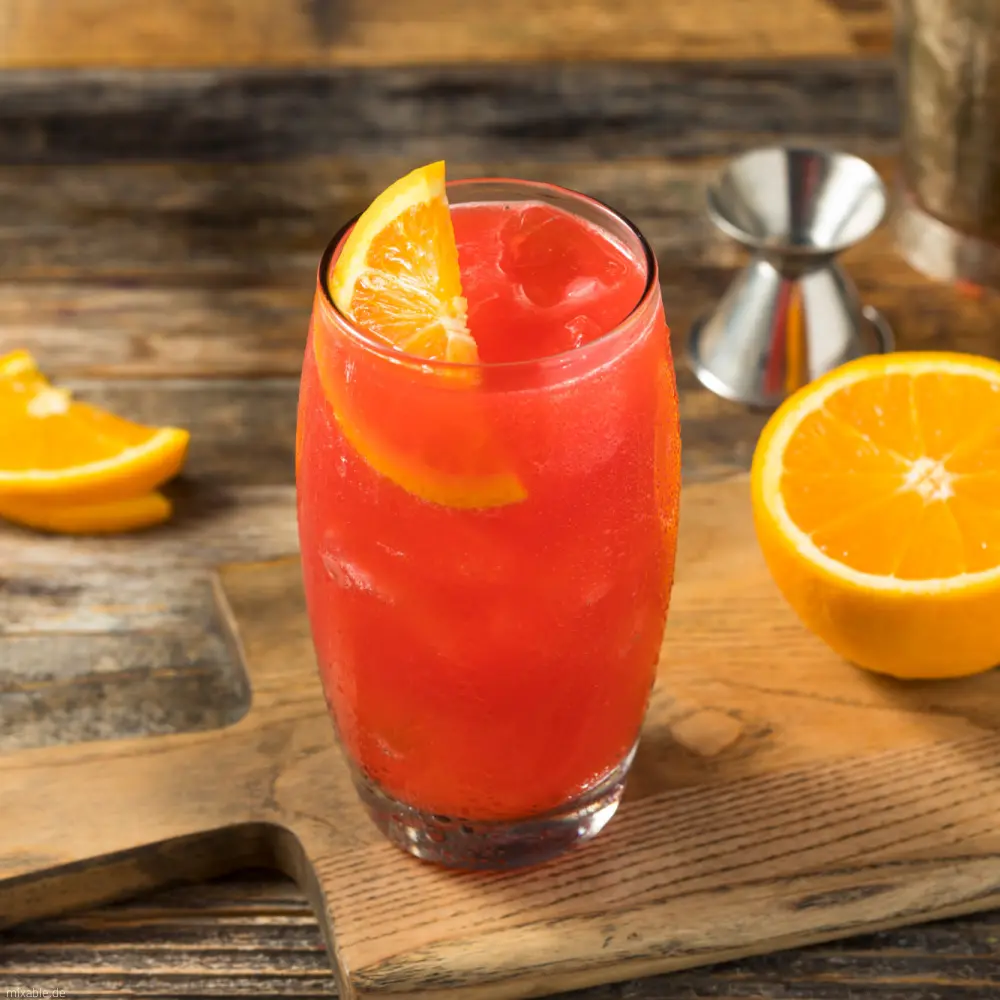 Roter Alabama Slammer Drink auf einem Tisch.