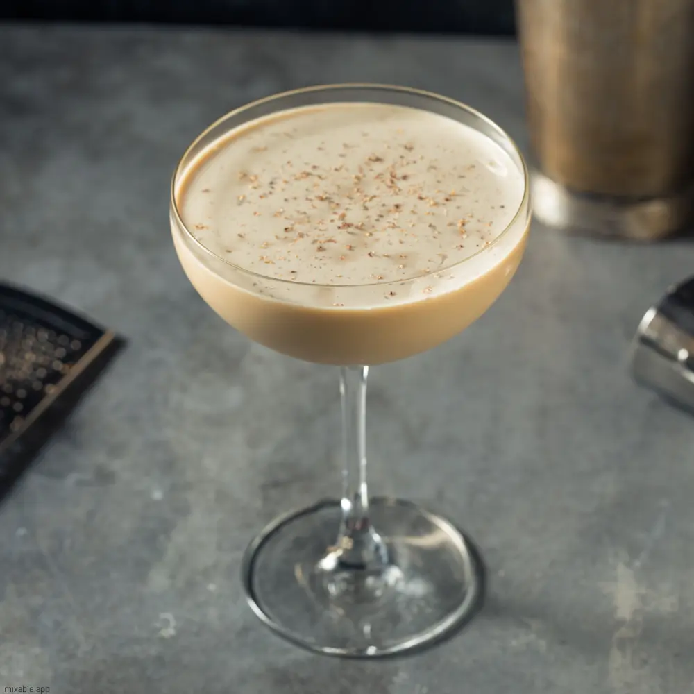 Sahniger Alexander Cocktail in einer Cocktailschale.