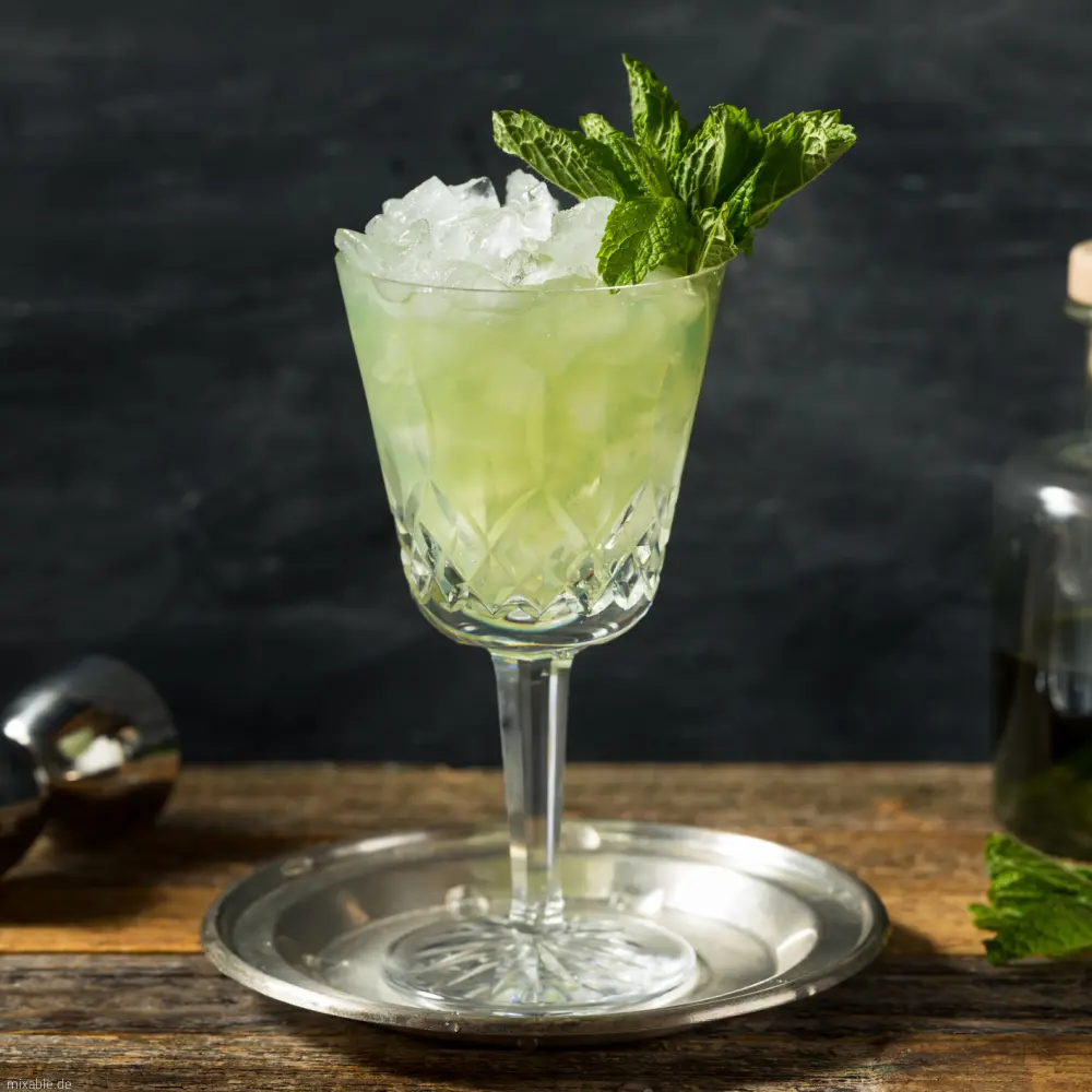 Absinth Frappé auf einem Taplett.